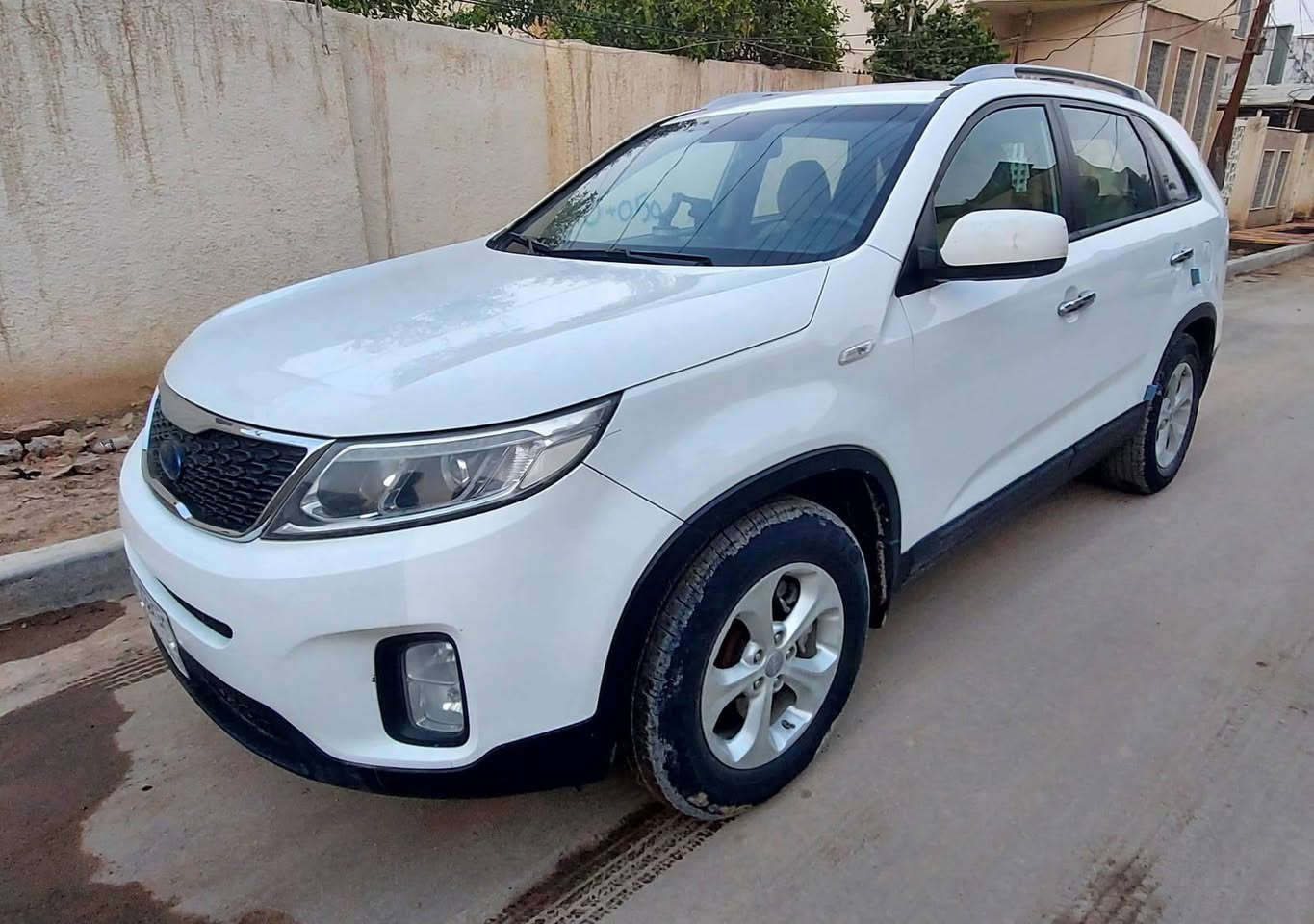 سورنتو خليجي موديل ٢٠١٤ رقم بغداد باسمي .. ٦ سلندر ..٧ راكب ..٣ قطع تبريد..كامرا.. حساس ..بيهه شخط بالباب الخلفي عكس السايق..والمحرك مفتوح كازكيت فقط والباقي كله تمام ..جاهزة من كلشي حدادية ..تبريد..تايرات...السعر ١٧٣ وبيهه مجال بسيط ...مكان السيارة بالحلة .. للاستفسار ***********
