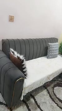 تخم 10 مقاعد مع الفاترينه السعر 300 الاستفسار 07734447930 العنوان بغدا...