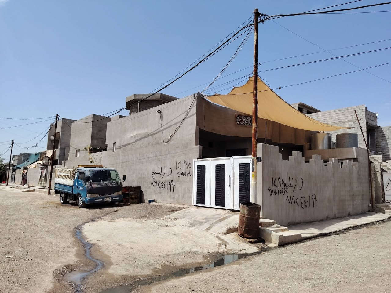 السلام عليكم
بيت 200متر ركن متكون من 2غرف نوم +هول+مطبخ+استقبال+ لبخ داخل وخارج بيت كامل 
يم جامع خديجة بنت خويلد الاتصال ع رقم ***********
