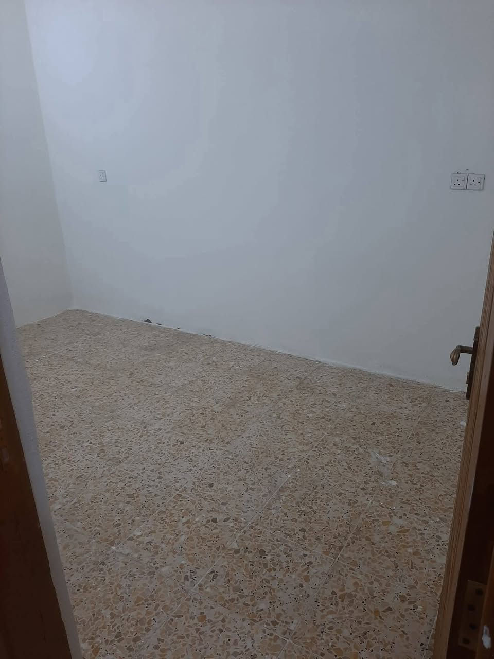 للايجار يوجد لدينه مشتمل طابق ارضي يتكون من ثنين غرف نوم ومطبخ وصاله وصحيات 300 الف
الموقع ديالى بعقوبه المركز السراي منطقة القيصريه قرب شارع العام خريسان وسوق بعقوبه وخلف البنايه كورنيش

البنايه حديث 2026 ديالى الاستفسار اكثر اتصل على الرقم يوجد وتساب وتفاصيل اكثر عن باقي العروض

***********
