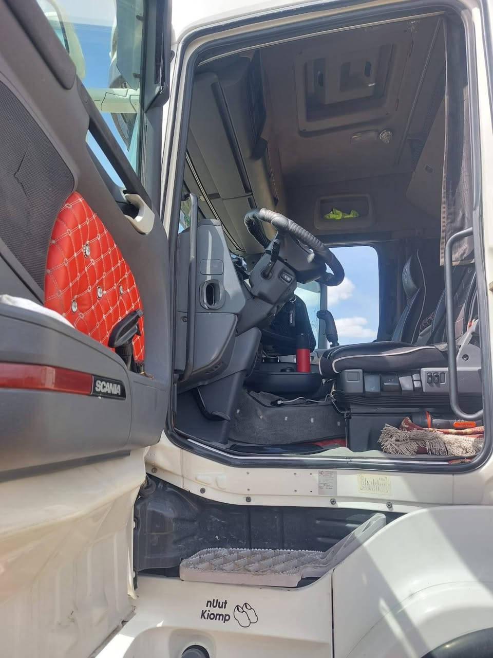 السلام عليكم سكانيا موديل 2011 محرك 500ثمانيه 
كير 3في3 ال1000كفاله عامه تخم تاير تخم ويل كروم رقم اربيل رتايدر 5طكات تبريد ثلاجه قماره وسط دبل مناميه بسنويه صهريج للاستفسار ***********
