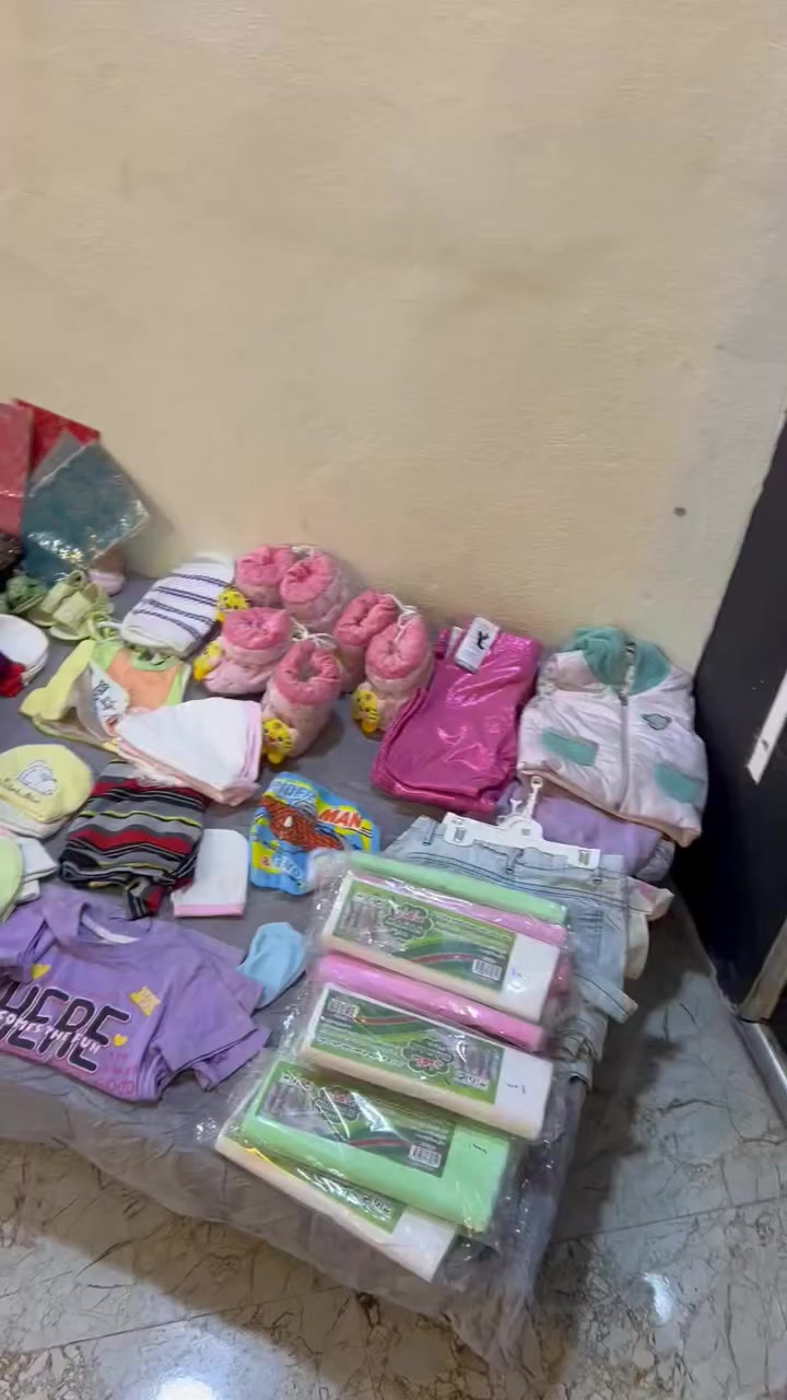 كوزمتك للبيع غراض كلها جديدة سبب البيع عدم التفرغ عنوانة االيرموك تريد تاخذ المحل كلة ايجارة ٧٥ تريد بس البضاعة بي بضاعة فوك المليونين سعرة مليون و ٦٠٠ وبي مجال بسيط تجي تجرد اذا مو فوك المليونين اغراضة لتاخذة

***********
