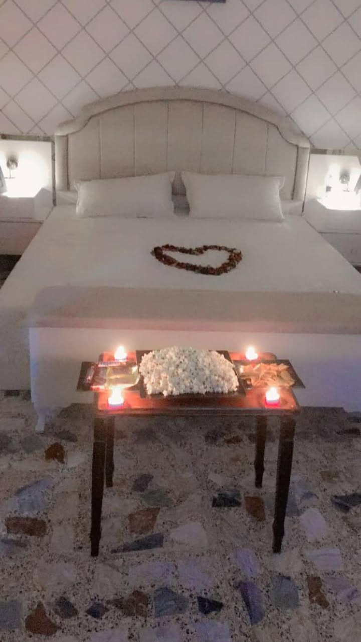 السلام عليكم 
غرفة تركية للبيع 9 قطع نضيفة جداً استعمال قليل 
السعر 550 مكاني بغداد 
***********
رجاءً المايشتري لا يكسر بحاجتي ولا يعلق جزاكم الله خير
