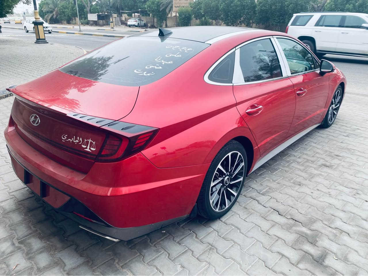 الفئة الوحيدة اللي تجي بيها 
١- داتا شو بالزجاج الامامي 
٢- كاميرات محيطية ( 4 كاميرات )
٣- تحريك بالبصمة للامام و الخلف 
٤- الكشنات الامامية تبريد + تدفئة
٥- الكشنات الامامية اثنينهم كهرباء 
+ كشن السائق وضعيتين خزن ميموري 
٦-  ( 6 حساسات امامية )

مواصفات السيارة الباقية ………….. 
محرك 1600 توربو … طيارة و اقتصادي جداً 
سقف بانوارما قطعتين
قطعتين تبريد … امامي + خلفي
سستم سماعات Bose متكون من 12 سماعة
مع مضخم صوت خارجي 
الزجاج الامامي و الخلفي اوتو
رادار امامي و خلفي و جانبي 
حساسات امامية و خلفية
نقاط عمياء عند تغيير المسار 
حساسات بالابواب للتنبيه عند فتح الباب و سيارة قادمة من الخلف 
شاشة كبيرة ( تختلف عن باقي الفئات ) 
تدعم الكار بلي و الاندرويد اوتو
قيادة ذاتية 
شاشة رقمية للعدادات و الكيجات متغيرة عند تغيير نظام القيادة
4 وضعيات للقيادة 
‏Normal-costum-sport-sport plus
انارة داخلية متغيرة 7 الوان بالدشبورد و الابواب 
نظام المحافظة على المسار 
كروس ( تحكم بالسرعة )
شاحن وايرلس لاسلكي 
منافذ للشحن امامية و خلفية
تبريد بيانو 
قطعتين تبريد امامي و خلفي
تبريد منفصل للراكب و السائق
دخول ذكي و انارة ترحيب 
قفل ذاتي عند الابتعاد 
فتح الصندوق الخلفي عند الاقتراب 
اشارات بالمرايا الجانبية 
تشغيل عن بعد 
انارة led امامية
بگ لايت خلفي led 
تدفئة ستيرن
نظام Auto Hold
يعني بالازدحام تضغط البريك ضغطة وحدة و تشيل رجلك تبقى السيارة لازمة بريك لحد ما تضغط عالبنزين يلة تمشي 
نظام تنبيه اذا تحرك السير وانت بقيت واكف تنبهك
الماسحات الامامية اوتو بالمطر
ويل كب بلادي حجم 18 
تخم اطارات بيرلي بلادي مال سيارة
هاند بريك بصمة كهربائي
نظام ترحيب صوتي

سيارة جديدة و كل شي على وضع الشركة كير محرك كهربائيات راديترات منظومة التبريد و غاز الشركة البلادي
تبريدها بشرط ( ثلاجة ) باقصى درجة حرارة
سنوية جديدة ، البصرة, العراق


**إذا كنت صاحب هذا الإعلان وتريد حذفه لأي سبب، رجاءا أرسل رسالة إلى الدعم الفني**