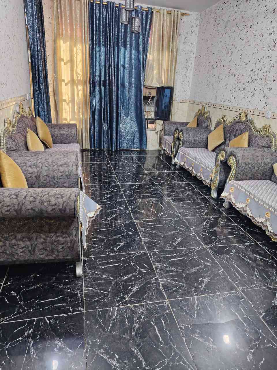 بيت للبيع طابقين مساحة 125زراعي سند 25 الطابق الارضي استقبال وغرفة نوم وحمام ومطبخ سيراميك حولي درج الطابق الثاني غرفتين وحمام أرضية البيت بورسلين مكان البيت أبو غريب منطقة الشهداء العويسات قرب مدرسة نبوخذ للاستفسار ***********موجود واتساب
