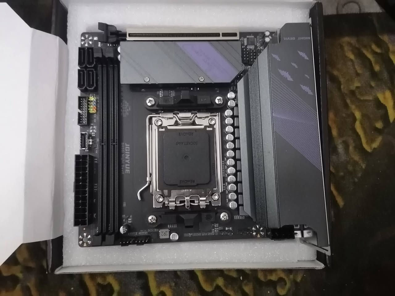مذر بورد  JGINYUE B650i Night Devil، وهي لوحة أم اقتصادية من نوع Mini-ITX مصممة لمنصة AMD AM5. تُعد هذه اللوحة خياراً منخفض التكلفة لبناء أجهزة كمبيوتر صغيرة الحجم (SFF) وتدعم أحدث معالجات سلسلة Ryzen..

المواصفات الرئيسية

المقبس (Socket): تدعم معالجات AMD AM5 (سلاسل Ryzen 7000، 8000، و9000).

الذاكرة: تدعم ذواكر DDR5 ثنائية القناة بسعة تصل إلى 96 جيجابايت.

التخزين: تحتوي على واجهتين M.2 NVMe لسرعات تخزين عالية.

المنافذ الرسومية: توفر منافذ HDMI و DisplayPort (DP) لتوصيل الشاشات مباشرة.

التوسعة: تضم شق PCIe x16 واحد لتركيب كرت الشاشة.

الإضاءة: متوافقة مع برنامج OpenRGB للتحكم في تأثيرات الإضاءة. 

مميزات إضافية وتنبيهات

الاتصال: تدعم شبكة 2.5GbE سريعة، كما تأتي بعض المراجعات على ذكر وجود مدخل لبطاقة Wi-Fi.

التصميم: تتميز بحجم صغير (17سم * 17سم) وتصميم يحتوي على غطاء خلفي مدمج للمنافذ (Integrated IO shield).


**إذا كنت صاحب هذا الإعلان وتريد حذفه لأي سبب، رجاءا أرسل رسالة إلى الدعم الفني**