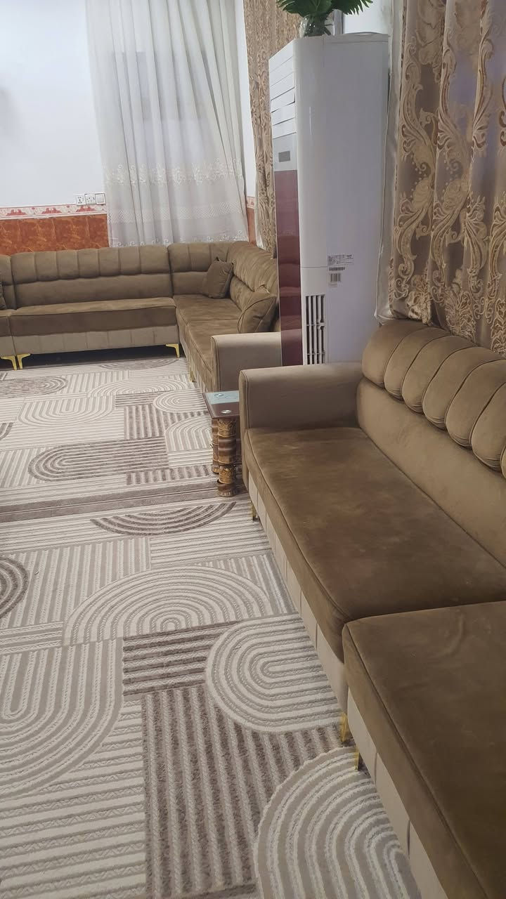 بيت للبيع حي العسكري مدارس قرب محطة الوقود  ٢٠٠م طابقين ركن حرف T   يتكون من بيتين كل بيت يحتوي على ٤ غرف نوم وصاله واستقبال ومطبخ حمامات٣  بناء حديث ٢٠١٨ درجه اولى   كذلك يحتوي على محل مأجر ١٥٠ كل شهر كذلك احد البيتين ماجر ٣٥٠ بيت مال جناي للاستفسار فقط الشراي يتصل على الرقم ***********
