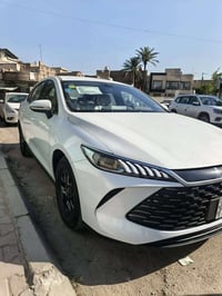 للبيع BYD Qin Plus داخل أبيض، ماشية 7000 كم فقط مكفولة من كل شي السيار...