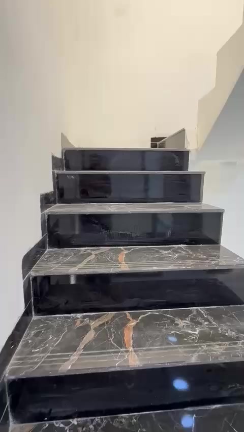 دار للبيع مساحه 200م
تسليم مفاتيح مباشر.  بناء حديث. طابوك صب كونكريت 

الطابق الاول 

غرفتين نوم .  هول.  استقبال.  مطبخ. 

مجمع صحيات داخلي وخارجي. حديقه.  كراج سياره 

الطابق الثاني 

غرفتين نوم. +   بيوته. هول.  مجمع صحيات 

عرض الشارع ١٠ م
السعروبيه مجال 

طابو زراعي سند 25 تحويل مباشر باسم المشتري 

بابل ورديه داخل قرب الأمام سيد موسى 

***********

***********
مفاتيحه عندي 

,عباس الصريفي. هذا مو بيت تحفه بالعافيه علياخذهه
