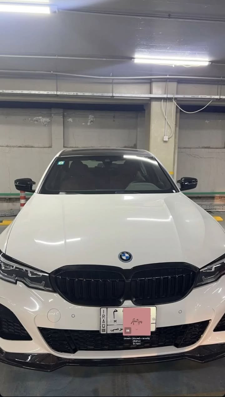 سلام عليكم BMW 330e 2022هايبرد بلك ان للبيع لون ابيض داخل احمر بلادي  اندفيجوال يعني اعلى فئة فول الفول رادارات نقطة عمياء حساسات خلفي امامي كشنات جلد تدفئة ومساج وتحكم كهربائي وكشن خزن ميموري 7وضعيات قيادة انارة محيطية تحكم بيهة من شاشة السيارة وبيهة بعد هواي مواصفات الاندفجوال معروفة السيارة محرك 4 سلندر 2.0 توين باور تيربو 320hp عليها نغمة اكزوز هادئة وتخبل السيارة نضيفة وحلوة ماشية 37000km يعني اخت الجديدة صور الحادث موضحة اسفل وصار بيهة طخة بين البابين الي عكس السايق بالعراق وتصلحت 
السعر 27000$
يعني 270 ورقة وبيهة مجال بسيط 
للاستفسار *********** موجود واتساب
