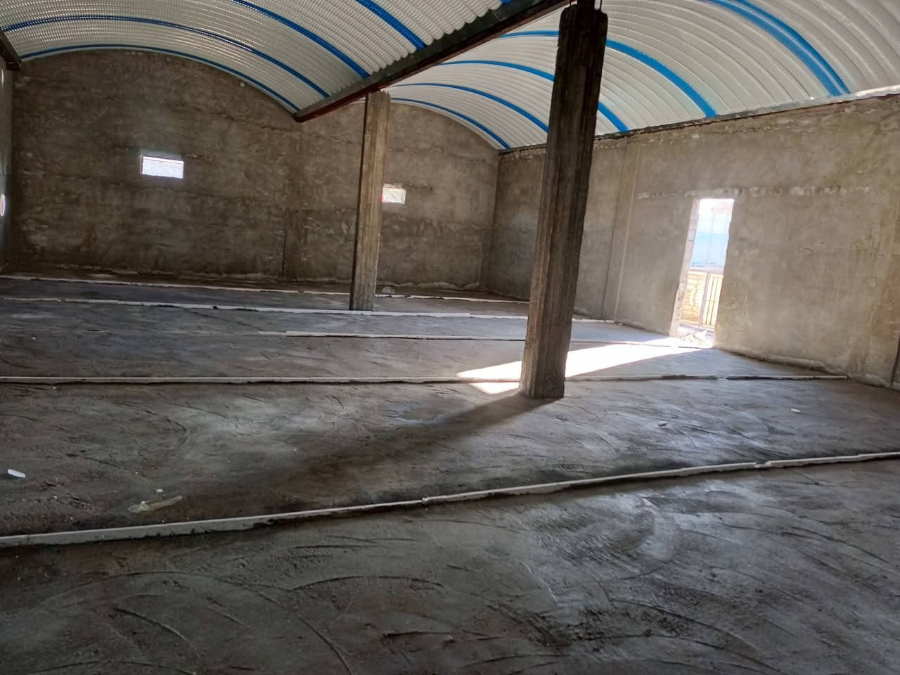 السلام عليكم مخزن مساحة 250 متر
ومحلات للايجار الكوفه شارع المعمل عالشارع قرب بانزين خانه الثناء 
***********
