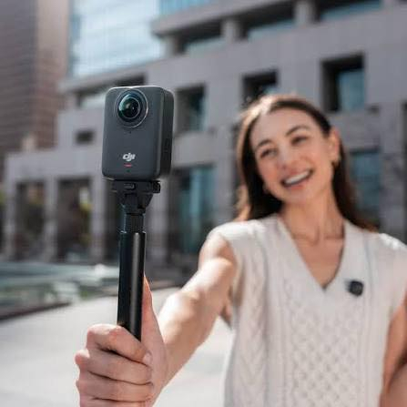 الان متوفر بأرخص سعر تابع مواصفات
📸 
🔹 نظرة عامة
كاميرا DJI Osmo 360 هي أول كاميرا 360° من DJI بتصوير فيديو بدقة 8K وأداء قوي في الإضاءة المنخفضة، مع مستشعرات كبيرة وتقنيات تثبيت متقدمة. 

📷 
🔹 المواصفات التقنية الأساسية
🧠المستشعر والتصوير

 • المستشعر: نظام مزدوج من مستشعرات CMOS مربعة بحجم 1/1.1-بوصة لتحسين جودة الصورة وتقليل المناطق غير المستخدمة.  
 • فتحة العدسة: f/1.9  
 • دعم ديناميكي: تصل إلى 13.5 Stop نطاق ديناميكي لتفاصيل أفضل في الإضاءة العالية والمنخفضة.  

🎥 
🔹 فيديوهات
📍 تصوير 360° بانورامي:
 • دقة فيديو 8K حتى 30fps (إطار في الثانية).  
 • يدعم فيديو 4K حتى 100 fps للـ slow-motion.  
📍 الوضع الفردي للعدسة (Single-Lens):

 • تصوير فيديو بزاوية واسعة جداً مثل كاميرات الأكشن — حتى 4K/120fps في وضع Boost.  

📸 
🔹 صور
 • صورة 360° عالية الدقة: حتى 120 ميجابيكسل (حوالي 16K).  

🧰 
🔹 التخزين والذاكرة
 • الذاكرة الداخلية: 128 GB (حوالي 105 GB متاحة للمستخدم).  
 • بطاقة microSD: مدعومة لزيادة التخزين.  

⚡️ 
🔹 البطارية والأداء
 • بطارية: Li-ion بقدرة 1950 mAh.  
 • مدة تشغيل تقريبية:�• حتى 100 دقيقة عند تصوير 8K/30fps.  �• تصل حتى 190 دقيقة عند تصوير 6K/24fps.  

🌍 
🔹 التصميم والميزات
 • وزن: حوالي 183 غرام (خفيفة ومحمولة).  
 • مقاومة للماء: حتى عمق 10 أمتار (IP68).  
 • شاشة لمس: شاشة 2.0-بوصة لعرض وإعدادات الكاميرا.  
 • الاتصال: Wi-Fi 6 و Bluetooth و USB-C لنقل البيانات السريع.  
 • تثبيت الفيديو: تقنية تثبيت HorizonSteady و RockSteady للحصول على لقطات مستقرة.  
 • أوامر ذكية: دعم الأوامر الصوتية والإيمائية (Gesture/Voice Control).  

🎤 
🔹 الصوت
 • عدد الميكروفونات: 4 ميكروفونات مدمجة.  
 • تدعم تسجيل صوت ستيريو واضح مع تقليل الضوضاء.  

للحجز توصيل موجود لكل العراق
#dji
#djiosmo

***********
