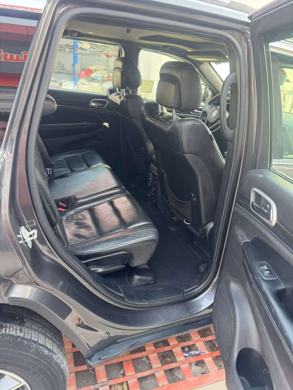 السلام عليكم
جيب كراند شيروكي 2020 أمريكي 
أبيض 
بدون حادث كلين 
 (السونار مرفوق مع الصور امريكا) 
مواصفاتها 
فتحه سلايد روف
بصمه تشغيل عدد (2)
،صندوق كهربائي، 
كشنات كهربائي و ذاكرة
تدفئه كشنات، 
قطعتين تبريد، 
كشنات جلد اسود 
، مكينه ٣٦٠٠ 
، وبيها مواصفات هوايه 
ماشيه 78 الف 
السعر 240$ ورقه وبيها مجال بسيط 
السياره جاهزه مابيها اي نقص 
ماتصرف عليها دينار 
+9647714447601
