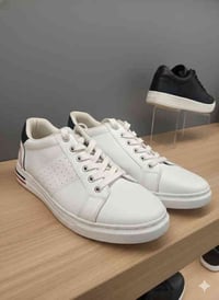 حذاء من شركه Renee يتميز الحذاء بالون الابيض و حذاء مريح و صنع بريطاني...