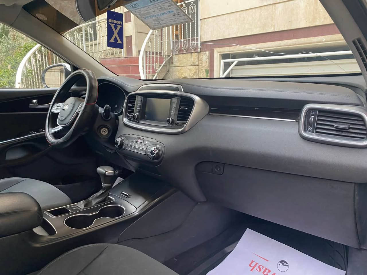 سلام عليكم 
سورنتو 2020 ابيض امريكي
السعر 188 
مكينه 2400gdi
سبعه راكب 
حادثها بابتنين سطحي بدون دواخل وشوي من جاملغ الخلفي 
بدون ايرباك 
شاشه كبيره 
تحكم ستيرن 
انظمه قياده 
بدون بصمه 
للتواصل *********** 
مكان الكراده ساحه الواثق
السياره بأسمي تريد تحويل او وكاله
