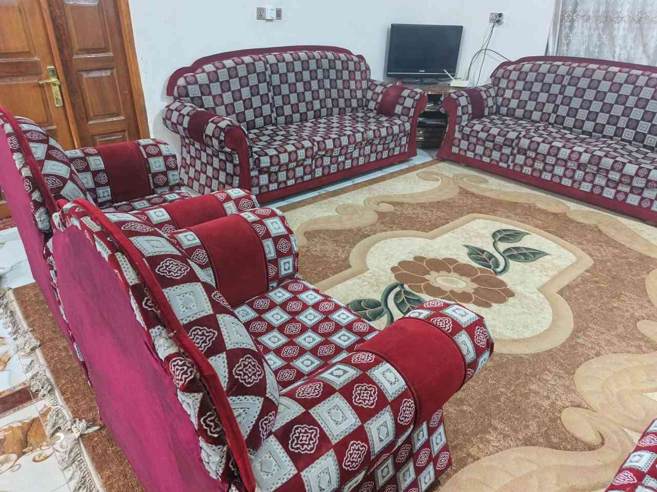 السلام عليكم 
تخم 10 مقاعد تزكام قماشه حلو نظيف 
السعر 350 
رقم الهاتف ***********
