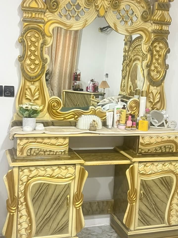 السلام عليكم غرفة نوب عراقي مستخدمه شي قليل السعر ٩٠٠وبيها مجال 

وعندي غرفة نوم تركي ٦بوب جديده مستخدمه هم شي قليل ٣٠٠قفل 
لاستفسار ***********
