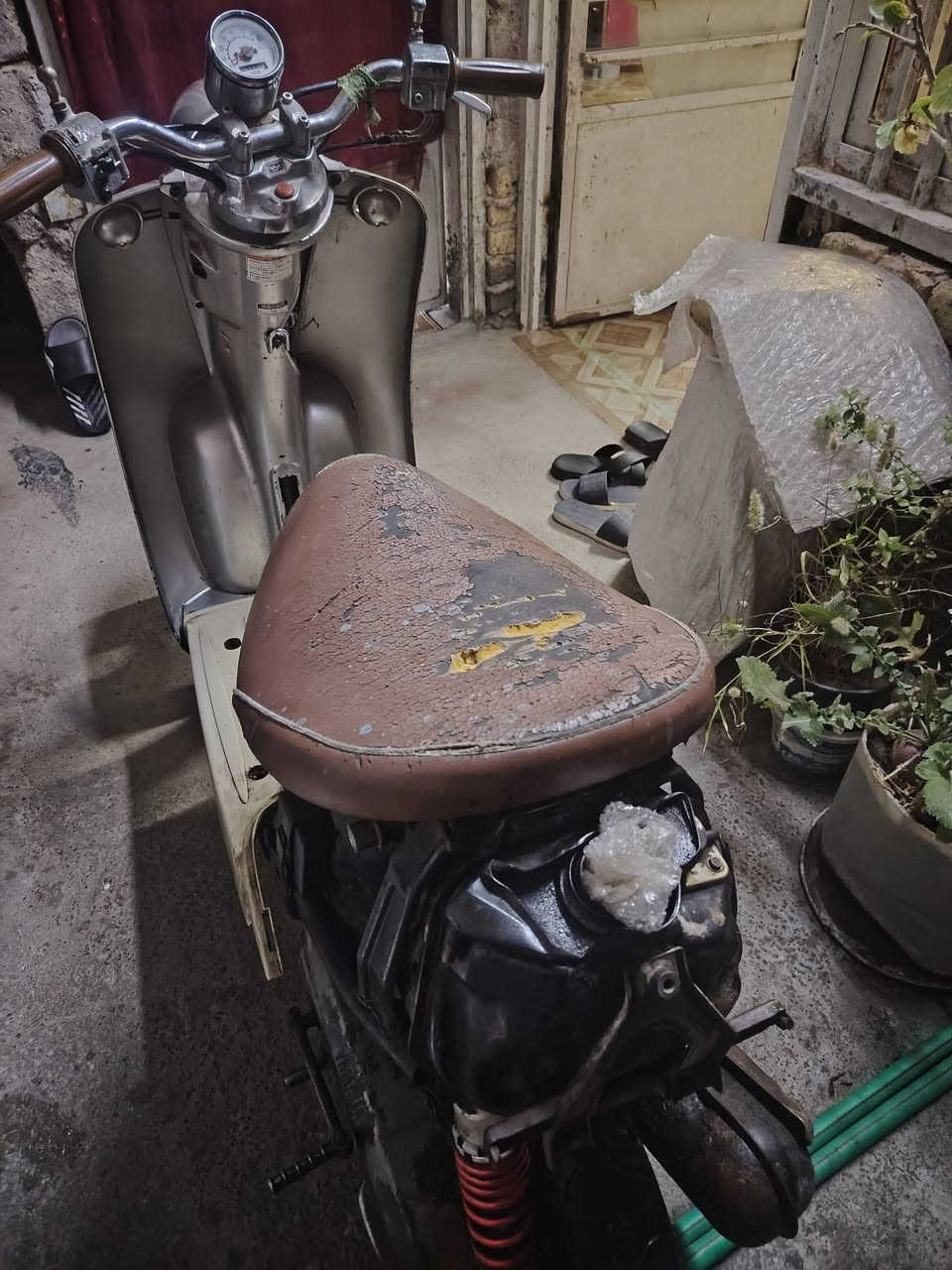 كلاسك عبد الحليم مكينه حلوة لايت شغال قفل جنطه شغاله
السعر 100 بغداد الشعب ***********
