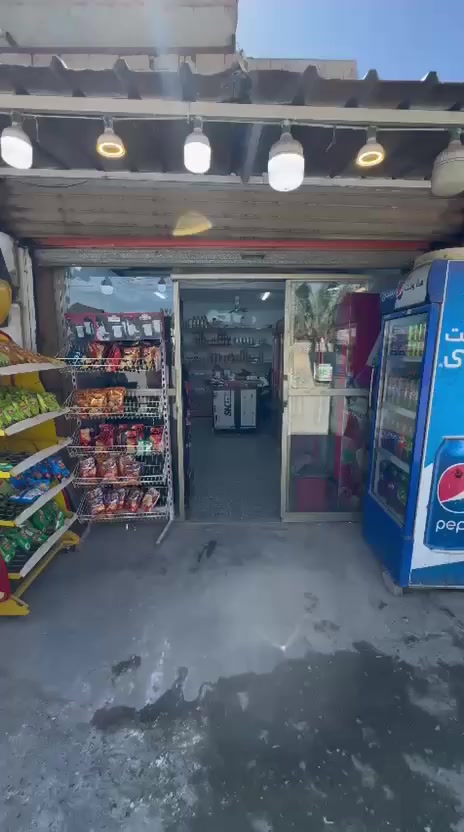 السلام عليكم رمضان كريم الا ناسنا الطيبة محل للبيع في شارع أبو عظام التجاري قرب مجمع ابو عظام مقابل الجامع المحل معروض بالتصوير كدامكم للاستفسار ع الرقم ***********
