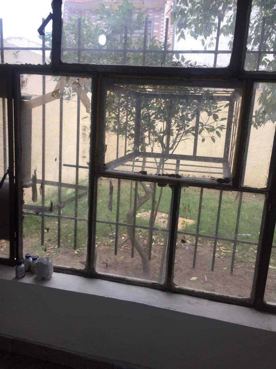 السلام عليكم
رقم صاحب البيت ***********

عندي بيت 216 م طابو ملك صرف /سند مستقل على طابو العامرية/باسم شخص 
واجهته 11م واحد فقط وطابقين
بالامكان يصير بيتين
بي 4 غرف نوم وصالة كبيرة وحديقة وكراج يكفي سيارتين
عرض الشارع 8 م بدون رصيف
وايضا بالامكان عزل الطابق الثاني عن الاول
البيت في منطقة الملحانية فرع نافذ ع الاساتذه 
قريب من السريع مال حي العامل وقريب من حي الجهاد
البيت بناء تسعينات 
مؤجر حاليا بوارد سنوي 8 ملايين و400

سعر المتر مليون وربع قفل بدون عملة
