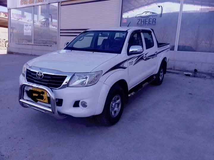 پیکاب مەرزیە
ڕەقەم دهۆک
ڕەقەموسەنەوی تا 2029 نوێیە
گێڕو مەکینە وئەکسل بەشەرتە 
مەکینەی نەکراوەتەوە
دەعامی بۆدەعامی بەشەرتە
سەیارەکە بێ سبۆخە بێ ساردە کوەتە 
تەنها یەک بست لەبن بەگلایەتی پشەوەی ساردە
چوار تای نوێم تازەم بۆبەستاوە سپێری دانەبەزی
شوێن سۆران.
***********
***********
