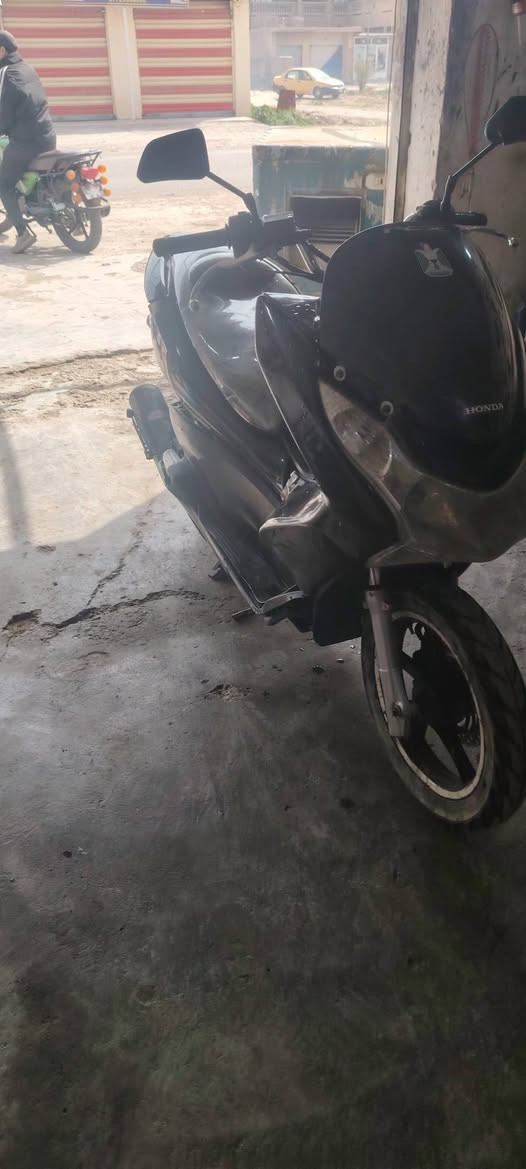 السلام عليكم تفضيخ دراجهPCXكلشي بيها شغال مكاني ديالَى المقداديه شباب الدراجه غراض تفصيخ ***********
