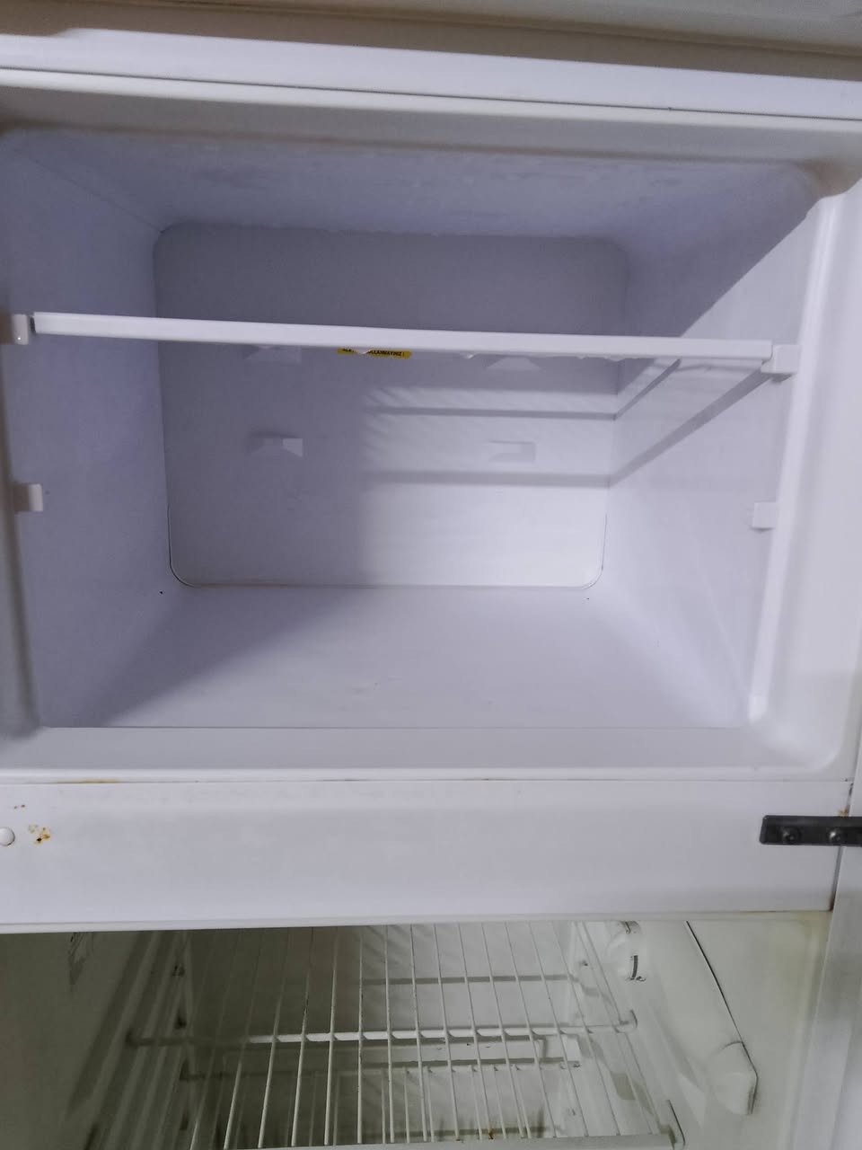 ثلاجه نضيفه السعر ٩٠بيه مجال قليل اتصال علا ***********
