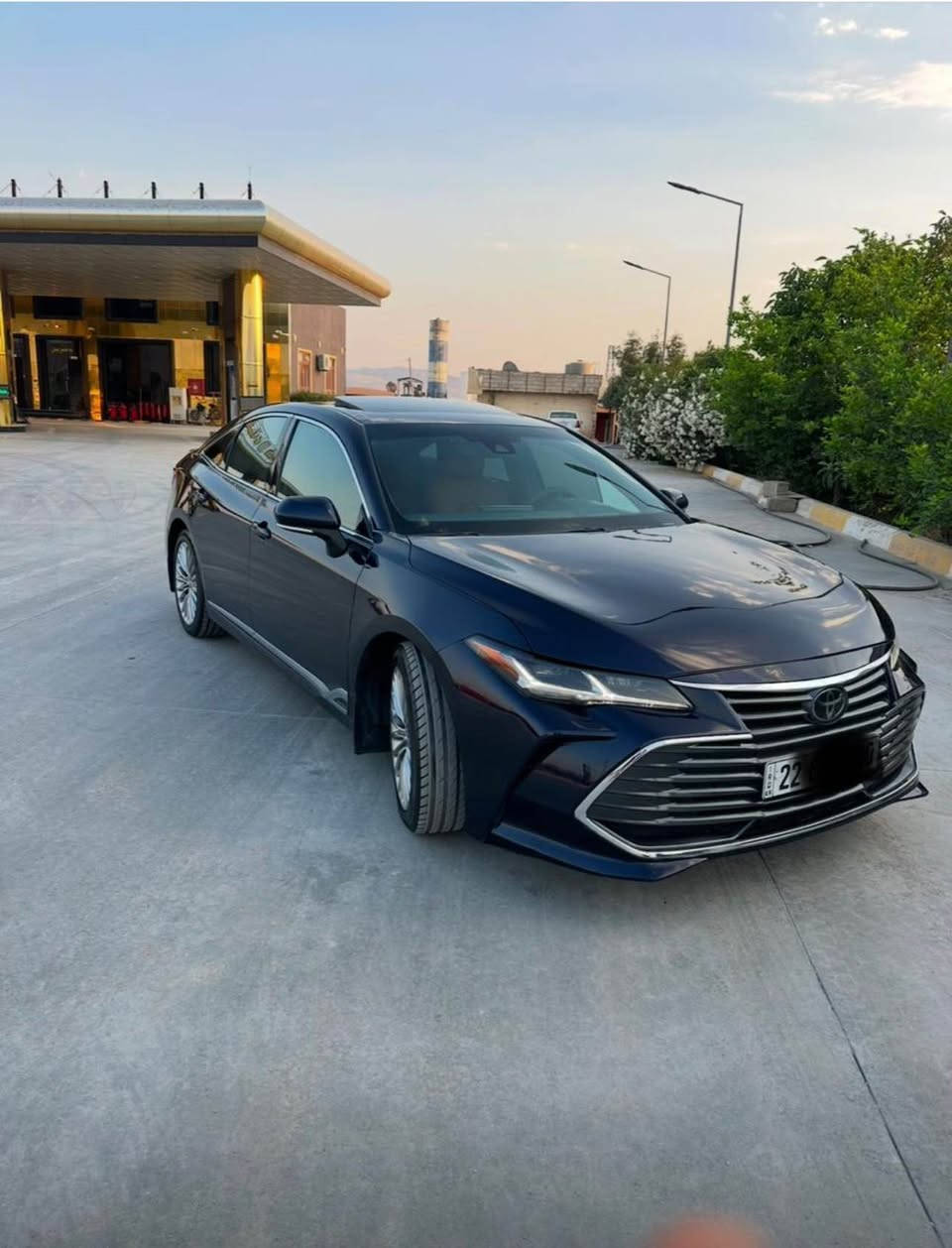 به ناوي خواي گه وره

تويتا ئه ڤه لون ٢٠٢١فول فول مواسه فات 

ناوقه يسي داتاشو. سلايد كوشن گه رمو سارد 

لايتي بيشو بشتي ليده به سمه  

راداري هه رچوار لا  بريك به سمه 

گير سبورتو نورمالو ايكؤ 

له ئه فه لؤنا له وه فولتري نيه

دوبارجه ي بؤياغه  بيناو

٤٩مايل رؤشتوه شوختو سارد ته رزه ي نيه

به شه رتي هه مو شتي. ديناريك مه سروفي نيه 

٢٢٩گه لاو  كه ميك محامه له

رنگي نيله له گه ل ره شا فه رقيكي واي نيه 

*********** رانية, السليمانية
