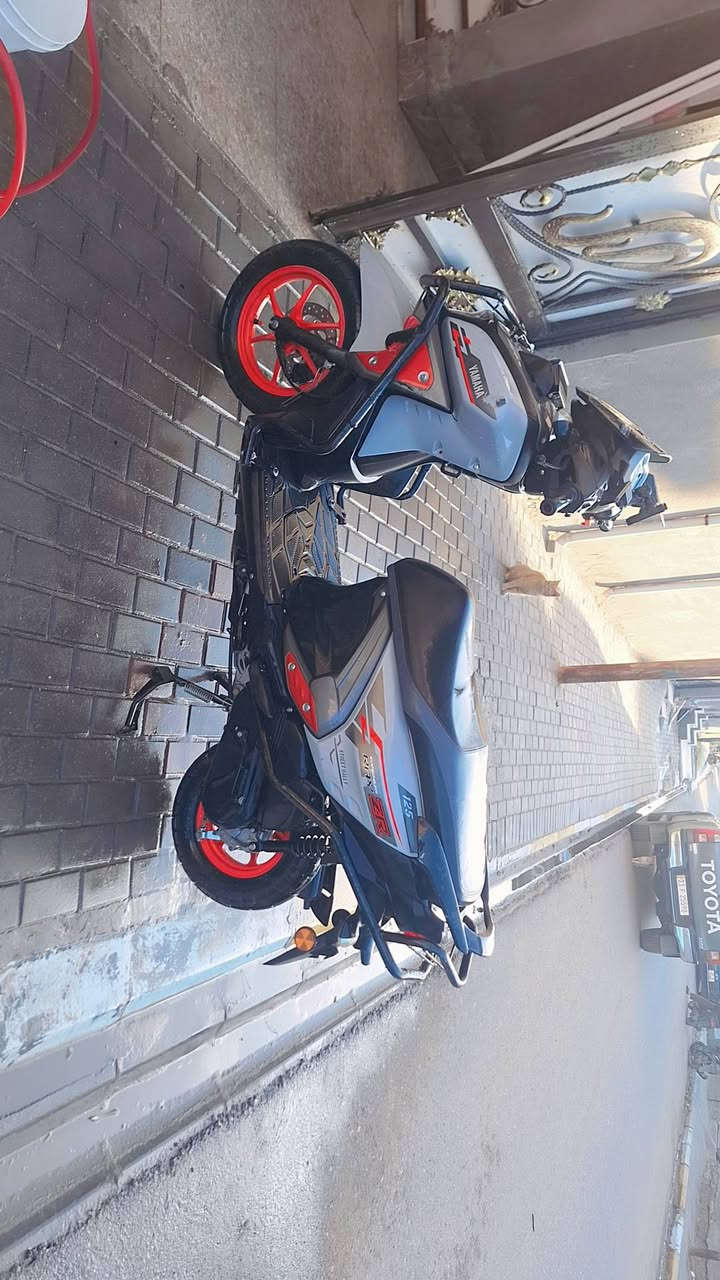 السلام عليكم اخوان هاي مره ثانيه انشرها بسبب الوعود اخوان الدراجه موضحه الضربه مالته واليوم نغسلت صاله شهر واكفه موديل ٢٤ وماشيه ١٢ الف لان ما مطفي العداد الدراجه بس كفر وصفاحيه بيها فقط والباقي الضربات بالدرع وسعرها مليون و ٨٠٠ قفل مابيها مجال ابد وهذا رقمي وانا خادم 
***********
