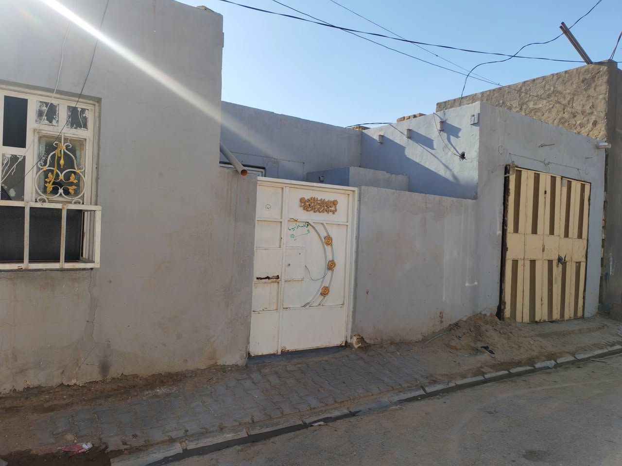 🏡 للبيع – بيت زراعي (سند 25) في الديوانية / حي الأمين – شارع ملعب الشهيد جمال
📍 الموقع: الديوانية – حي الأمين – شارع ملعب الشهيد جمال.

📐 المساحة: 150 متر مربع.
📏 الواجهة: 12 متر.
📏 النزال: 12.5 متر.

مواصفات العقار:

- بناء طابوق.
- سقف أعكادة.
- غرفتا نوم.
- صالة.
- استقبال.
- مطبخ.
- مجموعة صحية.
- محل تجاري.

الخدمات المتوفرة:

- ماء.
- مجاري.
- كهرباء.
- شوارع مبلطة.
- إنترنت ضوئي.

✅ البيت جاهز للسكن مباشرة.

📞 للاستفسار والاتصال:
***********
