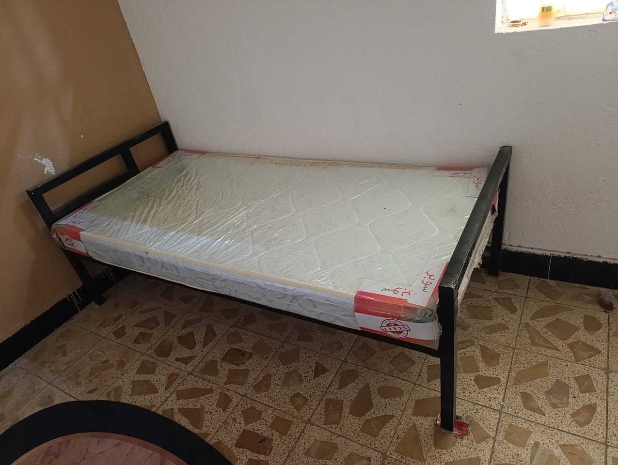 جرباية نفر حديد بالباكيت حديد ثقيل مع دوشك بجيسه للبيع استعمال شهر واحد فقط
الجرباية ب ٥٠ 
الدوشك ب ٢٠
***********
