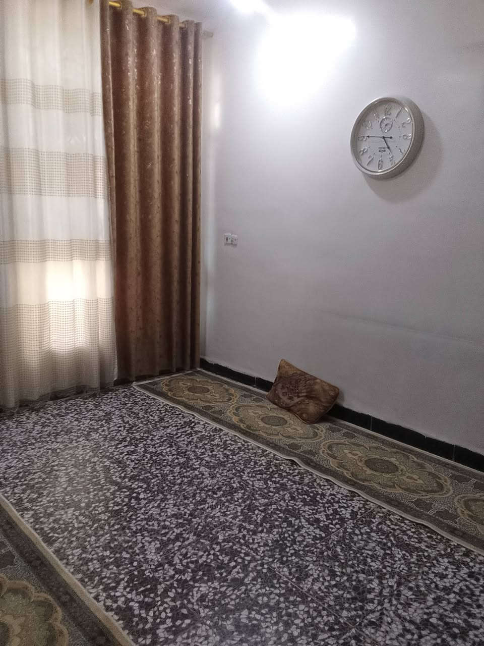 السلام عليكم بيت للبيع في الكوت زين القوس شارع ابو الفضل يم مدرسه الصينيه بيت طابقين ونص مساحه 100 متر السند 25 بسمي تحويل ثاني يوم الاستفسار ع هذا الرقم ***********
