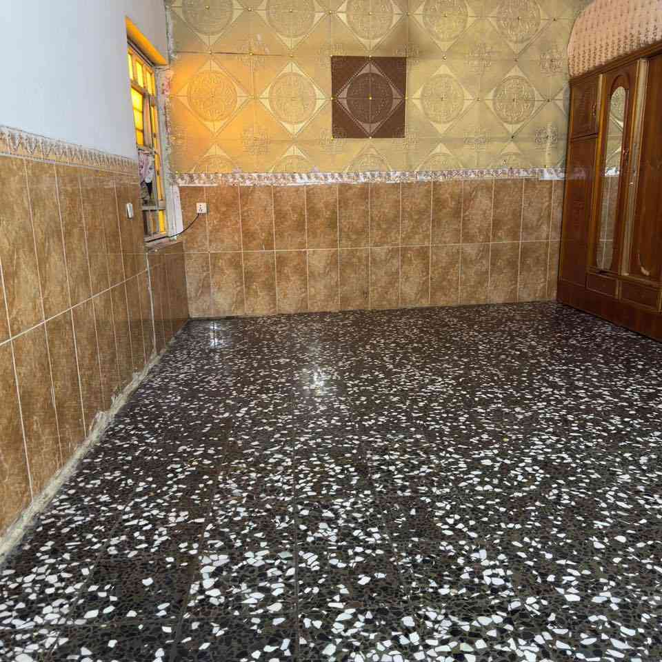 السلام عليكم بيت للبيع مساحه 250 متر يحتوي على استقبال وغرفتين نوم وصاله ومطبخ الخدمات وصله قريبة العنوان الشعلة الدونم شارع اسد بغداد قرب بانزين خانه القديمه سعره 90 وبي مجال الرقم *********** الاستفسار
