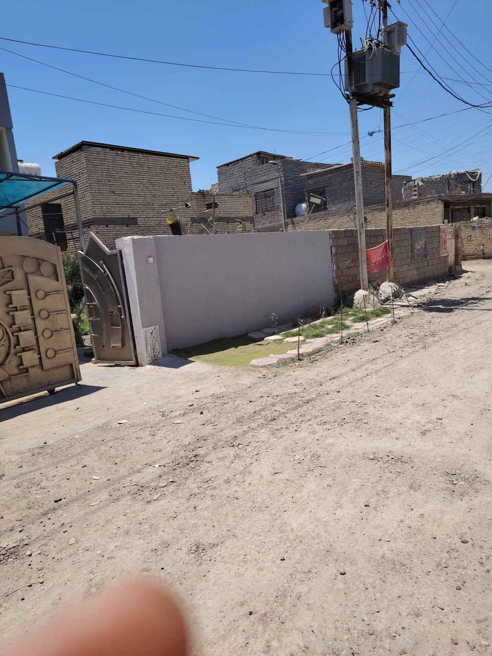 بيت للبيع نهاية شهداء البياع خلف سوق رضا زراعي بناء حديث اربع غرف فوق وتحت مساحة ٤٠٠ متر رقم تلفون ***********

