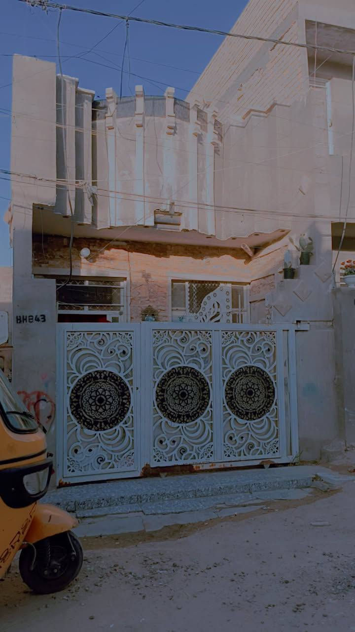 السلام عليكم بيت زراعي طابق ونص مساحته 70متر يحتوي على استقبال وصاله وصحيات ومنور ومطبخ والطابق الثاني يحتوي على غرفه وحولي وسطح 
الموقع الشهداء شارع المدارس قرب اسواق السيد 
الموقع ممتاز يكون قريب على مستوصف التحدي والمدارس 
رقم الهاتف ***********
السعر 60 وبي مجال
