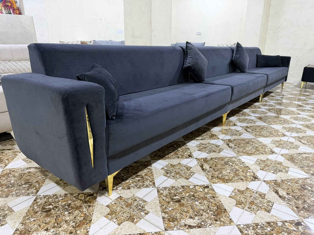 سلاو ئةم زاويية 23نةفةريية
بؤفرؤشتن لؤك لؤكة بيعيبة 
مالي دؤستة رةنگيگي تايبةتيشة 
بؤسةعر پةيوةندي بكةن 
ژم***********
شوين كةلار
