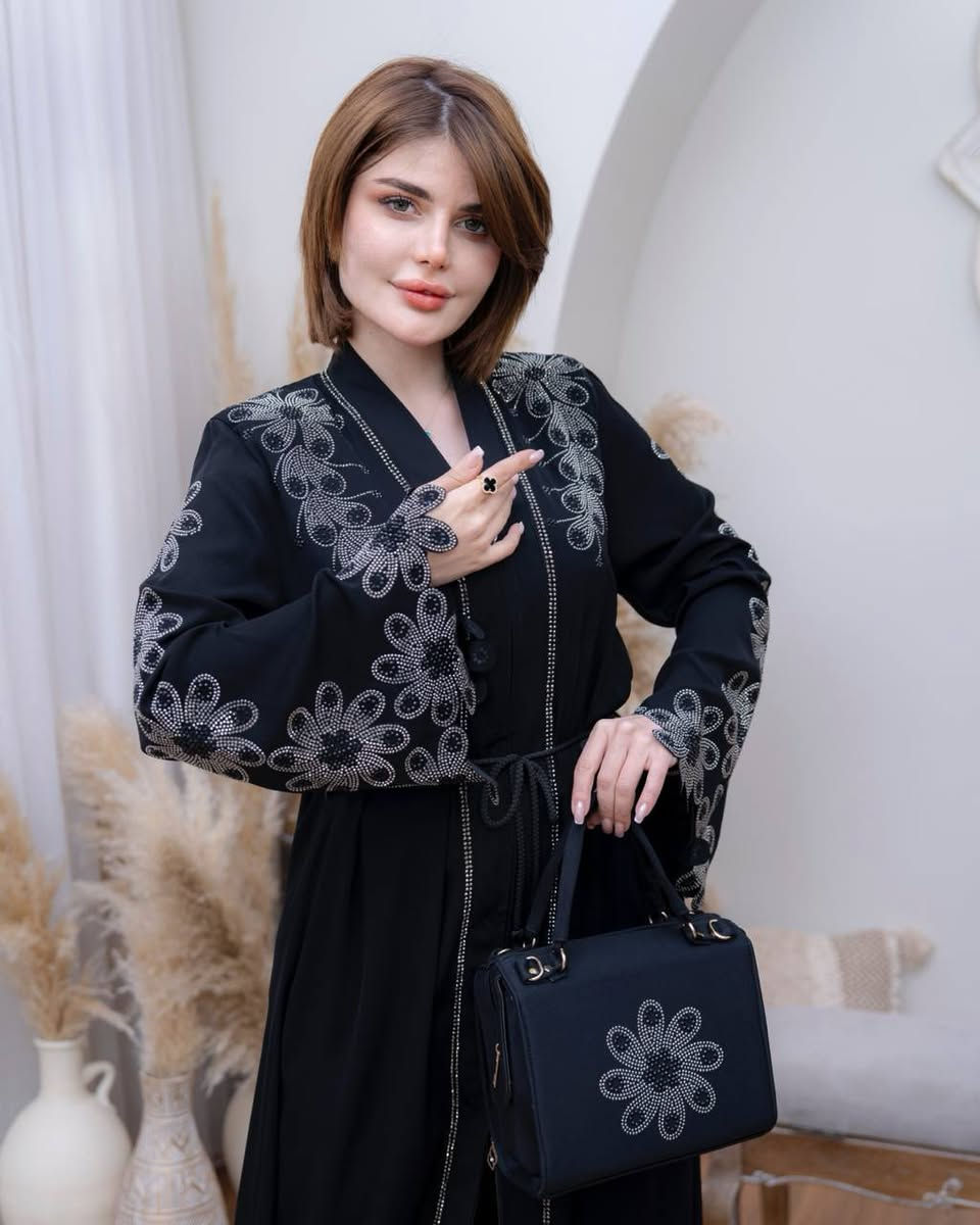 #جديدنـا عباية خليجية🦋 

🪄الشغل ستراس الاصلي 💯
✨القماش حرير أمارتي الأصلي 💯
🎗️مڪون من 5️⃣ قطع
⤶العباية
⤶شال
⤶بنطرون
⤶احزام
⤶حقيبة 👜 

🎗️من وزن 60 الى وزن 110

←أسود
←ذهبي
←فضي


**إذا كنت صاحب هذا الإعلان وتريد حذفه لأي سبب، رجاءا أرسل رسالة إلى الدعم الفني**