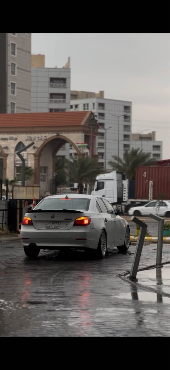 بیئم چاو برۆ (٢٠٠٧) مەکینە (٥٢٥)  نۆزل کورت (٦) پستۆن 
فول فول ماسەفات  گیر مەکینە تقەو رەقە تەبرید ساردو گەرم کارەبایاتی کامل بەشەرت   حیزام نیە بەس بە حیزام دەفرۆشم 
٢٧وەرەقە غەرامەی لەسەرە  یەک گلۆپیشی نەقس نیە سەیارەکە کامل جایزە  
گوشین پازدە حەرەکەیە ئاوینە کارەبایە
(0750 686 86 63) أربيل, العراق
