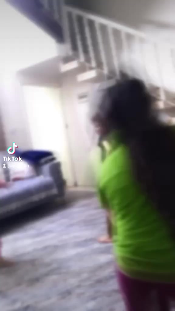 السلام عليكم اني مربية استقبل اطفال من سنة لحد عمر ٧ سنوات يومي أو شهري حسب وضعكم وهذا الفيديو يوضح شلون الأطفال عايشين اجواء اللعب والمرح لان هذا بيتهم الثاني  😍مكاني هفالان قريب ع ماركت احمد السوري


**إذا كنت صاحب هذا الإعلان وتريد حذفه لأي سبب، رجاءا أرسل رسالة إلى الدعم الفني**