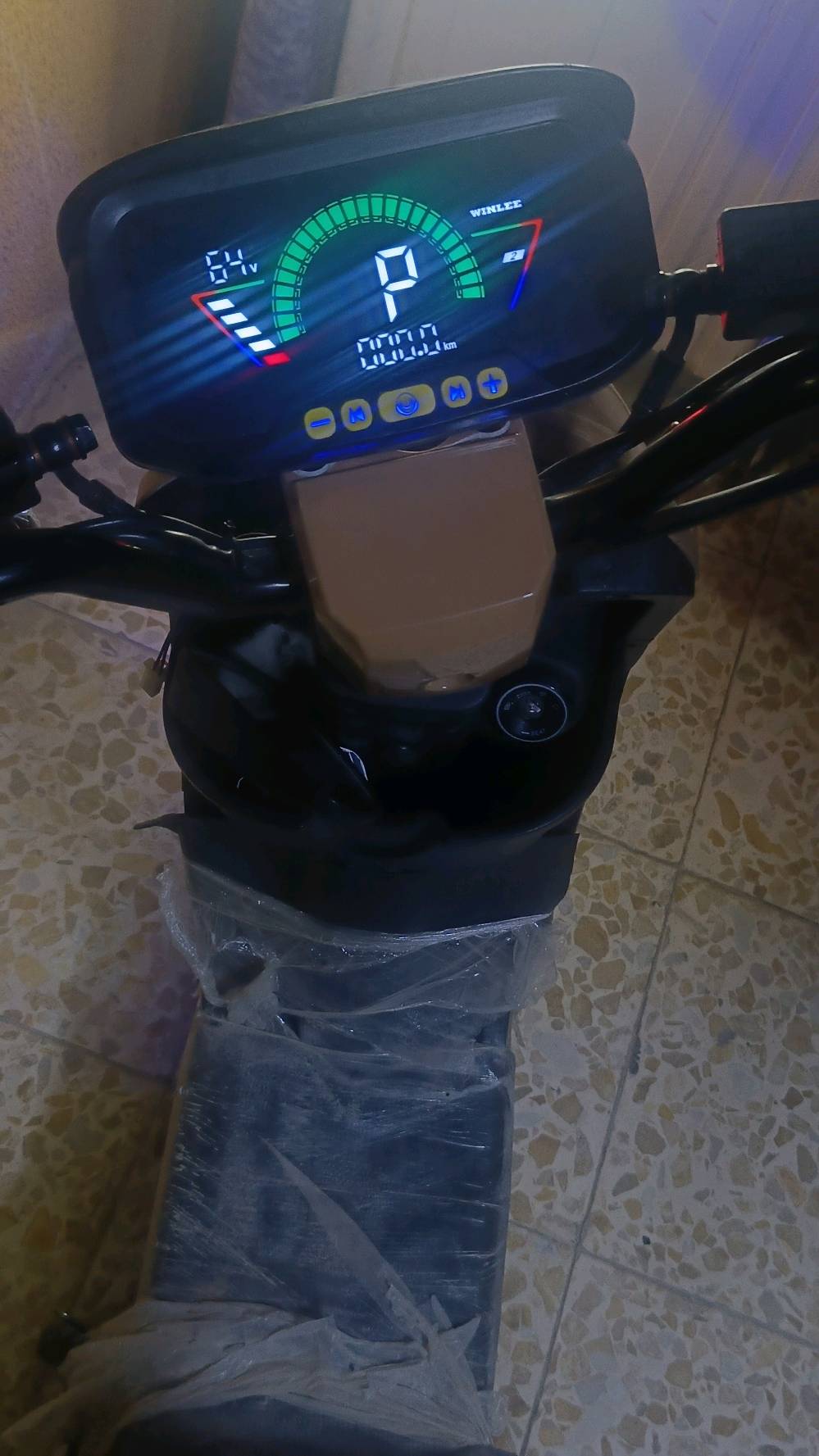 دراجه شحن نوع ار تسعه حلوه مديل سته وعشرين لون مميز 
العنوان: لمحبي التميز والقيادة العصرية.. دراجة R9 (موديل 2026) من شركة Welly بحالة الوكالة
​نص الإعلان:
​هل تبحث عن تجربة قيادة تجمع بين الفخامة، الأداء الرياضي، والتكنولوجيا النظيفة؟
​أعرض لكم اليوم دراجتي الخاصة R9 الكهربائية (شحن)، موديل 2026، من شركة Welly الرائدة. الدراجة ليست مجرد وسيلة تنقل، بل هي قطعة فنية لمحبي الدراجات الرياضية بتصميمها الشرس وأدائها المذهل.
​لماذا هذه الدراجة؟
​حالة نظيفة جداً: الدراجة مهتم بها بعناية فائقة، وكأنها خرجت للتو من المصنع. لا خدوش، لا أعطال، ومحافظ على نظافتها الدورية.
​أداء شركة Welly: معروفة بجودة التصنيع والمتانة، والمحرك الكهربائي يقدم قوة وعزماً ممتازاً مع هدوء تام.
​مظهر يخطف الأنظار: تصميم الـ R9 بموديل 2026 يجمع بين الانسيابية والهيبة في الشوارع.
​صديقة للبيئة: وداعاً لمشاكل الوقود والزيوت. اشحن وانطلق بكل أناقة!
​الدراجة بحالة ممتازة وجاهزة للاستخدام الفوري. لا أعاني من أي استعجال في البيع، لذا أبحث عن المشتري "الذواق" الذي يقدر هذه النوعية من الدراجات ويعرف قيمتها.
​ملاحظة: البيع ليس مستعجلاً، السعر المطلوب يتناسب مع حالة الدراجة وموديلها الحديث.
​للمهتمين والجادين فقط، يرجى التواصل معي عبر الرسائل لمزيد من التفاصيل أو لتحديد موعد المعاينة.
​كن مميزاً في طريقك، وامتلك دراجة R9 اليوم 