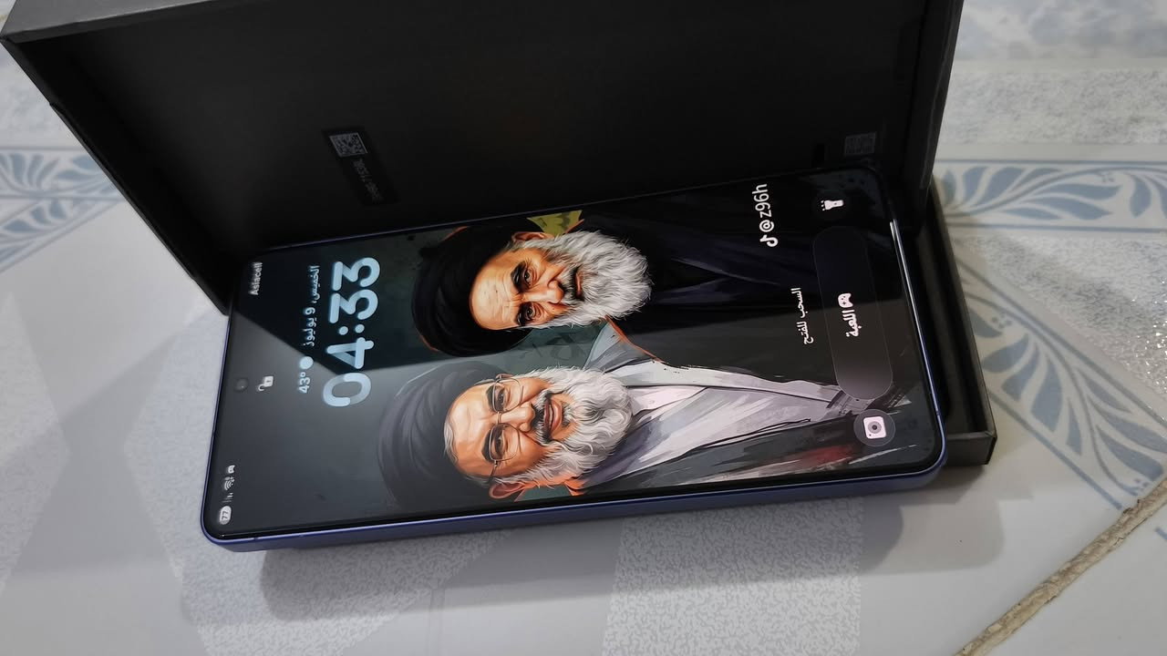 Samsung Galaxy S26 Ultra، الجهاز نظيف جدًا وحالته ممتازة، مفتوح من الكارتون صارله يومين فقط، 
نضافه%100زلغ مابي وكاله (فيتنام) 
اللون: بنفسجي
كامل أغراضه وكرتونه موجودة
السعر: 1,600,000 بي مجال 
مكاني كوت 
خاص موجود
رقمي(***********)
