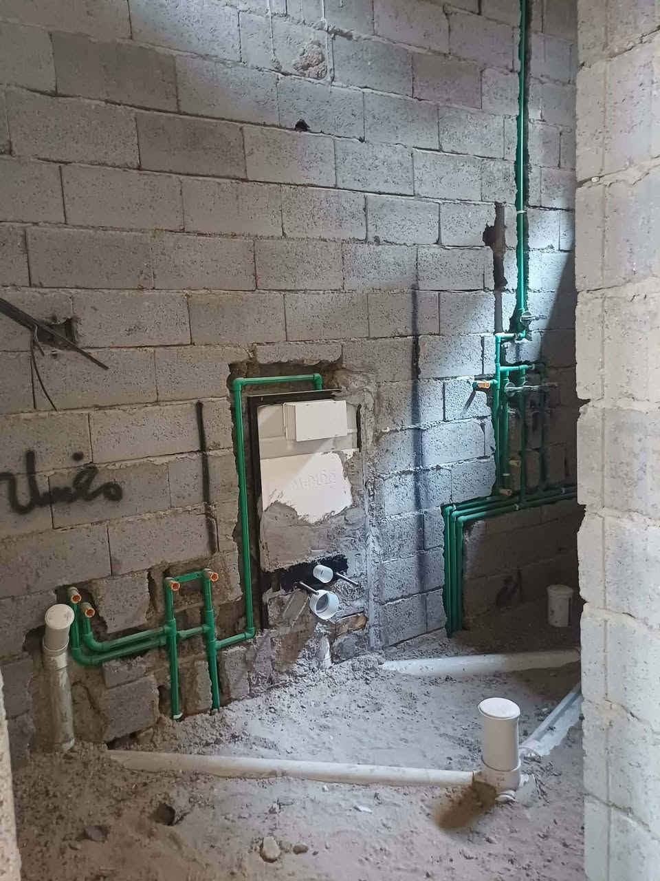 بيت مساحه ١٧٥ متر طابو زراعي سند ٢٥ ومكشوف حته يطوب صرف وبي وصل بجبيل شارعه ٢٠ ويبعد عن شارع ٤٠ حدود ال٥٠ متر جاي يشتقلون مجاري و تبليط لشارع ٢٠ وشارع ٤٠ 
البيت كامل مي مجاري كهربا نقص بس سيراميك وبياض 
كرستة أبواب وشبابيك درجة أولى نظام لاستيك 
مجاري كلها نظام تعليق غربي دفن 
سبالت بواري التقطير كلة دفن لبيت يم مزرعه ابو رائد 
السعر ٦٢وبي مجال للشراي ***********بي واتس
