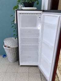 ثلاجة • للبيع • تواصل خاص
