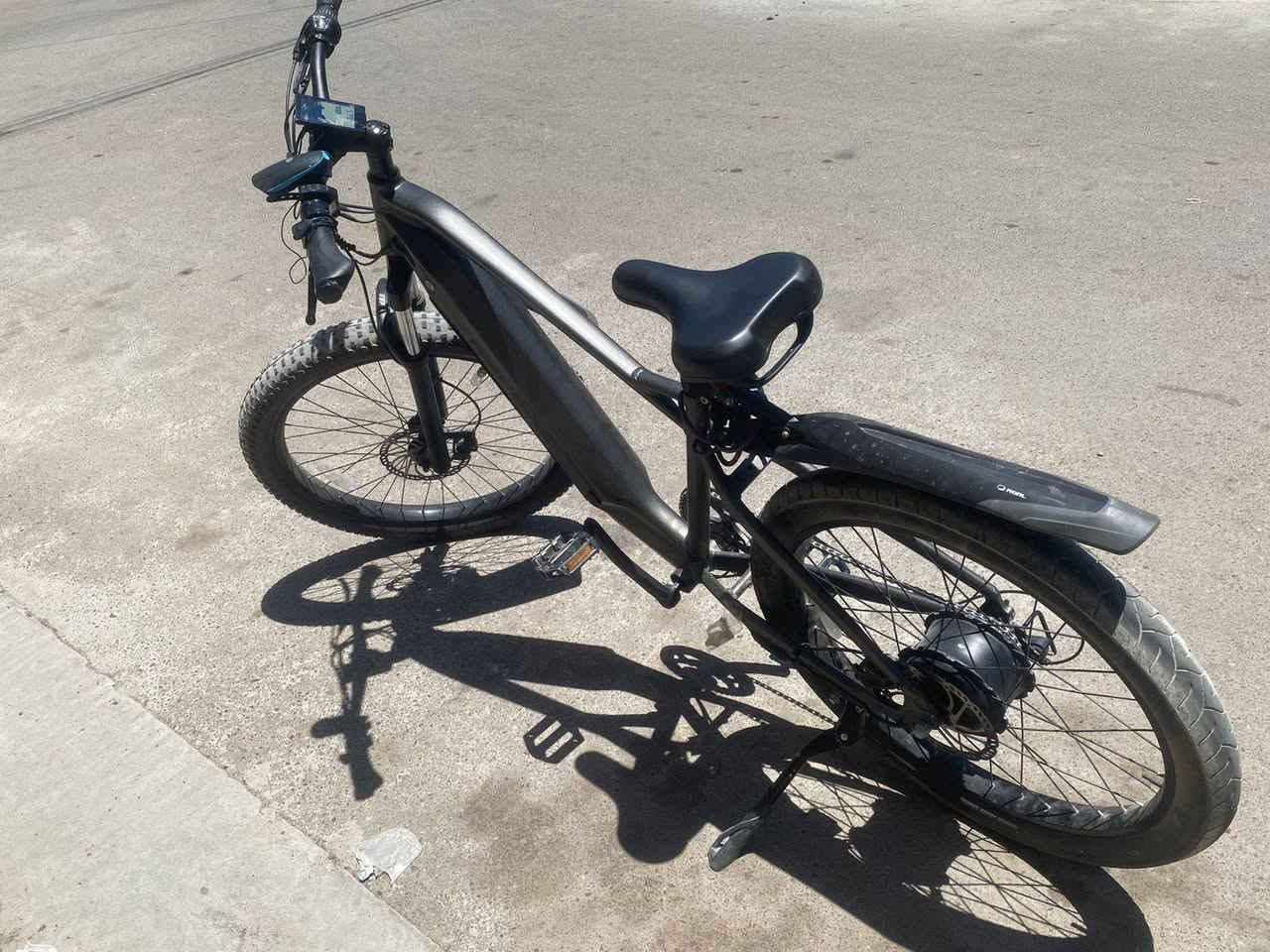 السلام عليكم

بايسكل كهربائي (E-Bike)
من براند RAPBIKE مصمم بشكل جبلي (هجين) 

محرك كهربائي 750 واط بطاريه ليثيوم 700 واط  مدمجه تنطي 48V 
-البطاريه يمكن قفلها بمفتاح وفتحها للشحن
شاحنة أصلية 
يحتوي على نضام مساعد للسرعه الدواسه ومستويات للسرعه ويحتوي على شاشه رقميهLCD (بيها ضربه فقط بل شاشه) تعرض السرعه والمسافه المقطوعه ومستوى شحن البطاريه منضومه 

ناقل حركة 7 سرعات 

البريكات دسك 
اليدات هايدروليك

دبلات قابلة للقفل

البايكسل ماشي 350 ميل فقط
 اللون اسود نفطي لامع
نضافة 90٪

السعر 750 الف
مكاني بغداد

للتواصل 
اتصال ***********

 واتساب ***********
