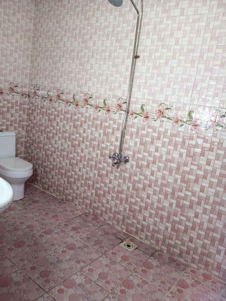 مشتمل للايجار طابق ثاني حي الواسطي خلف صيدلية الهدى غرفة نوم استقبال مطبخ صحيات سعر٢٠٠ للاسف أكثر ***********
