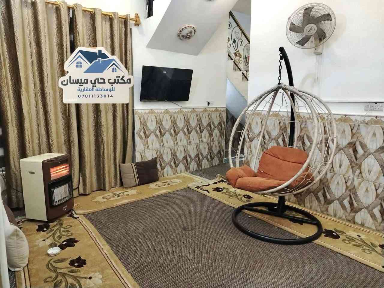 للبيع بيت 125 متر طابقين صب كونكريت جنب شارع الجامع مباشرة حي ميسان يحتوي الطابق الاول على غرفة و صالة و مطبخ و استقبال و صحيات و الطابق الثاني غرفتين و صالة السعر 145 وبي مجال للاستفسار اتصل ***********
