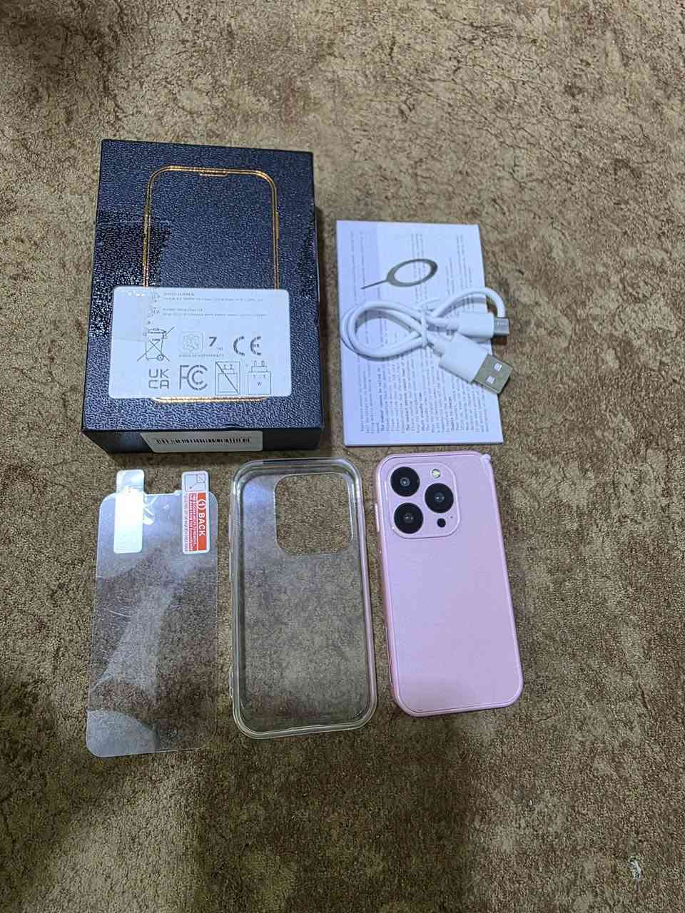 السلام عليكم 
 هاتف أندرويد ميني (Mini Smartphone) يأتي بتصميم خارجي شبيه بهواتف الآيفون باللون الوردي (مثل طرازات Soyes XS) ومعه كامل ملحقاته
.محتويات العلبة الظاهرة في الصورة:
الهاتف الذكي: هاتف مصغر ذو تصميم شبيه بالآيفون باللون الوردي
.علبة الهاتف: العلبة الكرتونية السوداء الخاصة بالجهاز ولها إطار ذهبي مرسوم عليها من الأعلى.
كابل الشحن: كابل أبيض من نوع USB إلى Type-C لشحن الهاتف ونقل البيانات.
دبوس الشريحة: دبوس معدني مخصص لفتح منفذ بطاقة الـ SIM.
غطاء حماية (كفر): كفر شفاف لحماية ظهر وجوانب الهاتف من الصدمات.
لاصق حماية للشاشة (ستيكر): شاشة حماية زجاجية أو بلاستيكية لحماية الشاشة الأمامية من الخدوش
السعر ٣٠


**إذا كنت صاحب هذا الإعلان وتريد حذفه لأي سبب، رجاءا أرسل رسالة إلى الدعم الفني**