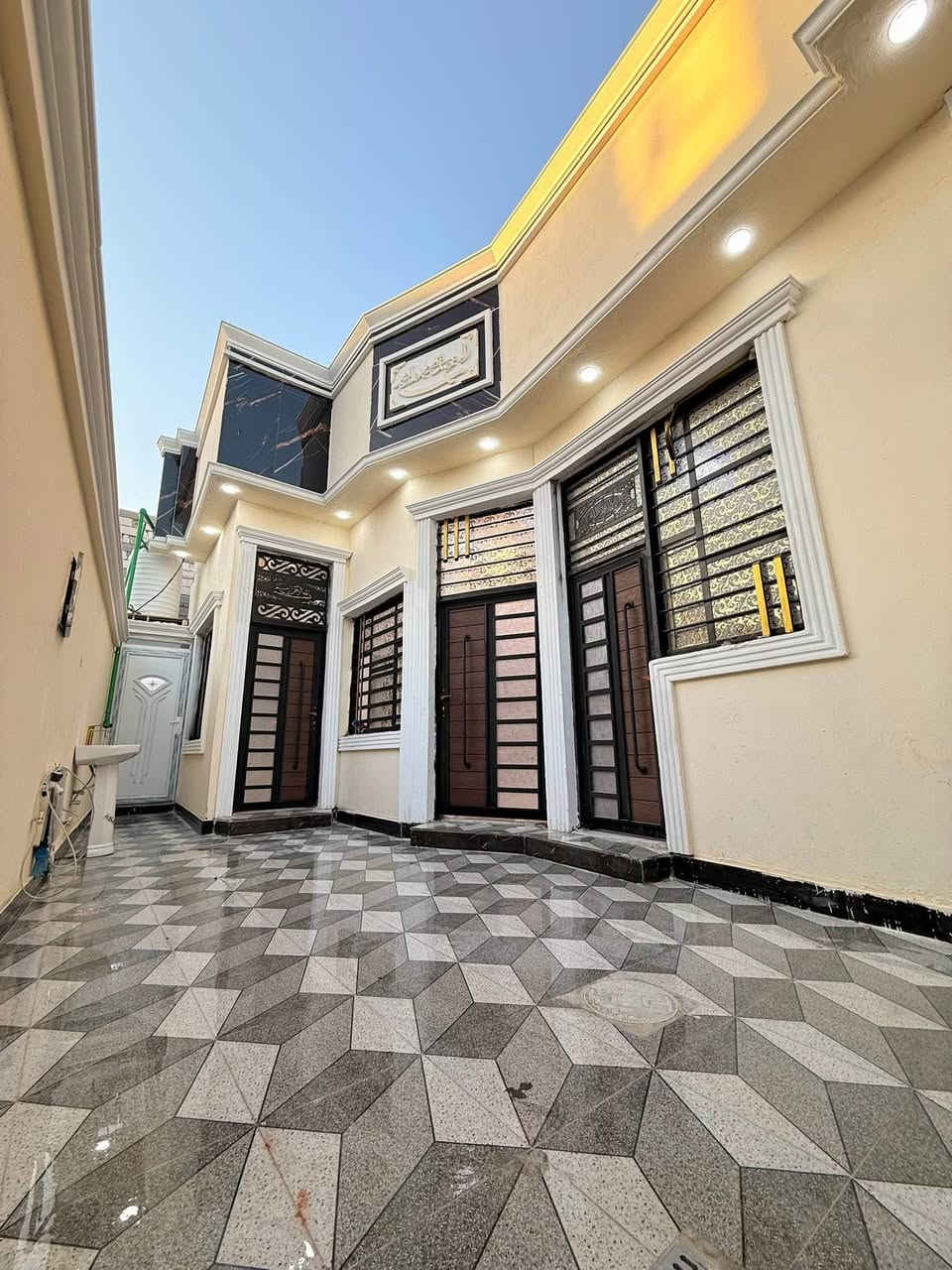 سلام عليكم وسعد الله أوقاتكم 👋⁉️

دار سكن للبيع ⛪️ بسعر بلاااش 

المساحه 130 متر  بناء حديث بعده بل جيس

يحتوي البيت على غرفتين نوم 
و ديوان 
و صاله 
و مطبخ 
و صحيات داخلي و خارجي و كراج سياره 
بيت كلش مرتب 

كافه الخدمات متوفره 

طابو صرف زراعي بأسم عراقي سند ٢٥ راعي لارض ساكن نفس المنطقه 

العنوان ببو الخصيب قرب المحكمه الجديده يبعد عن المحكمه مسافه قليله 
ثالث بيت عن تبليط 

سعر 75 مليون و بي مجال 
للاستفسار *********** البصرة, العراق
