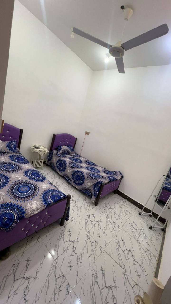 بيت للبيع مساحه 100م واجه 5 نزال 20 طابو زراعي سند 25 مشمول بالتطويب يحتوي البيت ع طابقين وثالث بيتونه كبيره غرف نوم عدد 3 حمامات عدد 3 مطبخ وصاله وستقبال البيت جديد نضافه فول . البيع نقد او قسط المقدمه 45 والقسط الشهري 500 الف العنوان الكوت المنطقه الكوت الجديده شارع الأقواس قرب صيدليه النهرين للاستفسار ***********
