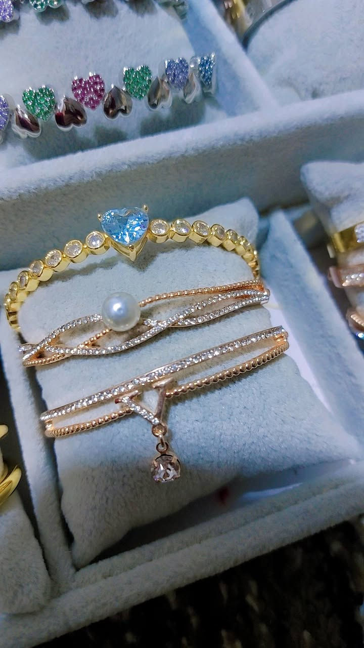 اساور مميزه ولاء ثابت وضمان 
الأسعار مناسبه جدا 
للطلب التواصل على رقم الواتساب ***********#  او رساله دايركت 
متوفر توصيل داخل الرمادي والمحافظات ب٣ الف
